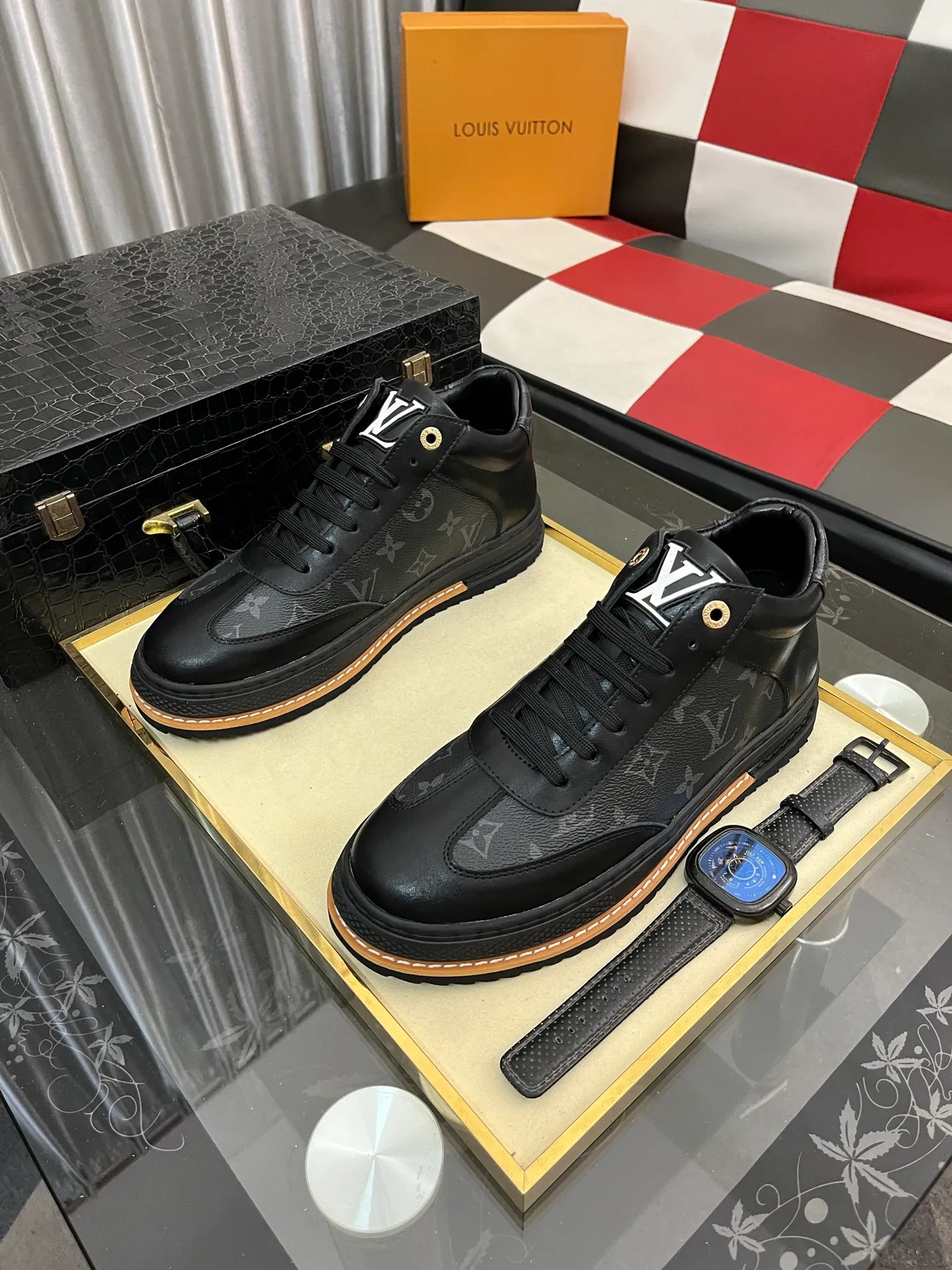 Men's shoes💰: 420⌚️⌚️"LOUI* VUITTO*" popular men's casual shoes, genuine Italian development💯purchase level quality✔️The upper is made of first-layer cowhide, comfortable and soft sheepskin foot pads⚡️Fashionable and versatile. The toe last shape is firm and full, and the soles are made from LV original molds and can be moved in and out of the counter at will. Light and comfortable on the foot~purely handmade, details determine quality! Size:38-442️⃣Colors available